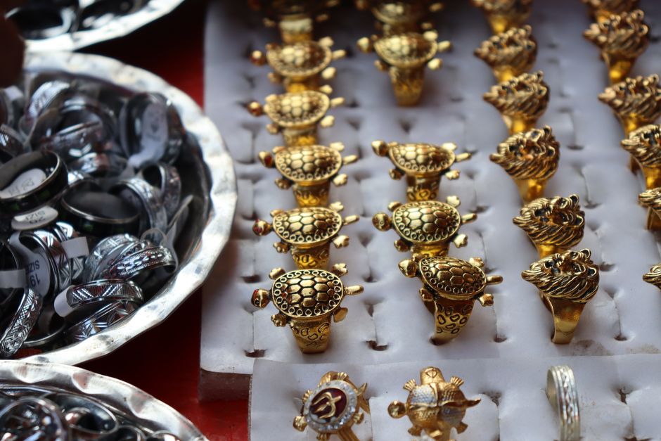 Choosing Gold or Silver: What Suits Your Skin